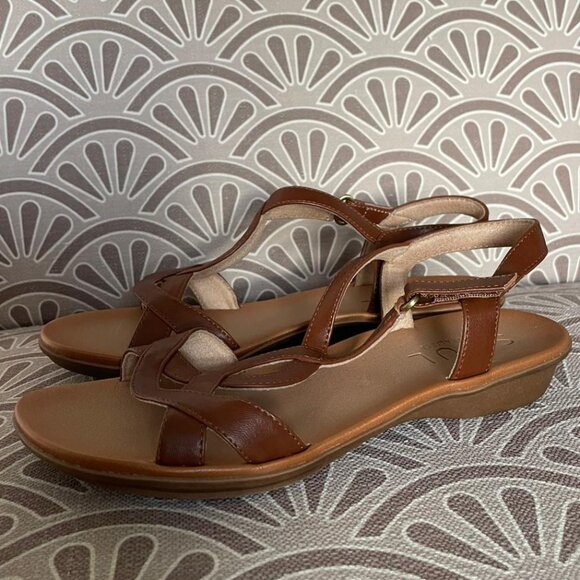 (9 Wide) Brand New Brown Naturalizer Sandals - Picture 4 of 4